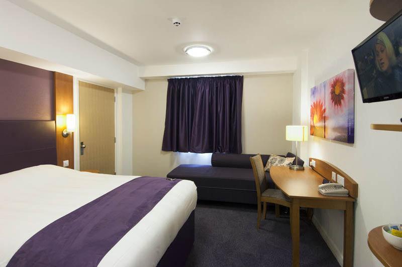 Premier Inn Premier Inn Sandhurst Сандхърст Екстериор снимка
